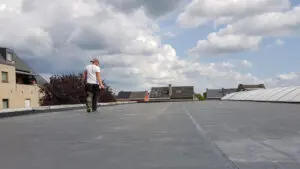 groot plat dak in epdm met dakwerker 